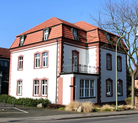 Zur Wassenberger Stadtverwaltung gehört heute der Altbau, die frühere „Villa Nina“ an der Roermonder Straße, die 1905 errichtet wurde – mit typischen Gestaltungselementen der Zeit. Foto: Laaser, Jürgen (jl)