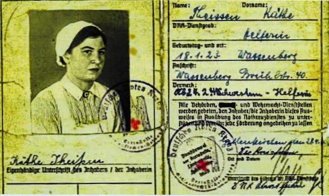 Im Zweiten Weltkrieg wurde Käthe Theißen als DRK-Krankenschwester dienstverpflichtet.