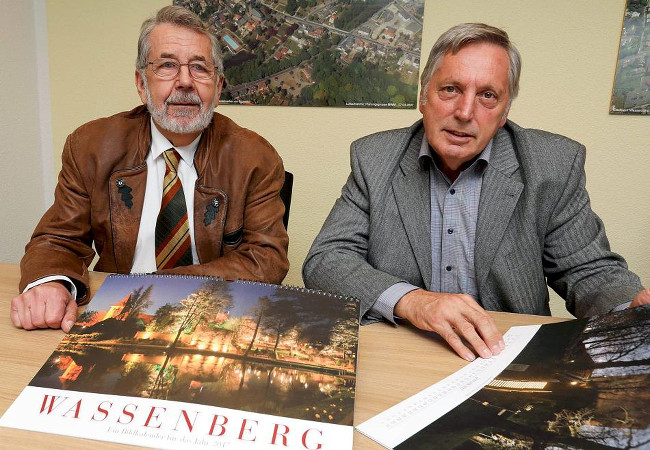 Von den Fotografen Matthias Meyer (links) und Hans-Josef Jansen stammen die Bilder im neuen Wassenberg-Kalender 2017 des Heimatvereins. Die Fotos waren in den beiden erfolgreichen Ausstellungen im Bergfried zu sehen. FOTO: Jürgen Laaser