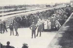 Selektion auf der Rampe von Auschwitz-Birkenau. Im Hintergrund das Lagertor. Betty wurde ausgesondert.