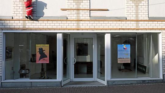 Kunst und Literatur: Die Bücherkiste zieht mit der Galerie von Walter Kurzweg in das Leo-Küppers-Haus. Foto: Johannes Bindels