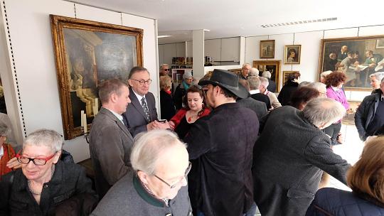 Ein Ereignis, das viele Interessierte anzieht: Zahlreiche Gäste finden sich zur Eröffnung von Galerie und Bücherkiste im Leo-Küppers-Haus in Wassenberg ein. Foto: Johannes Bindels