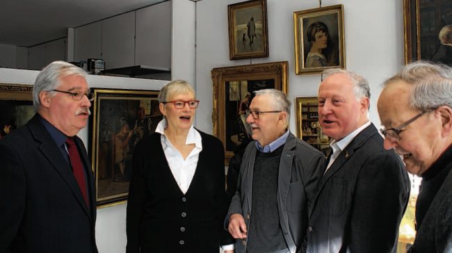 Gute Laune bei der Eröffnung: Ursula und Walter Kurzweg (Mitte) begrüßten zusammen mit Bürgermeister Manfred Winkens (links) viele Gäste. Fotos: Küppers