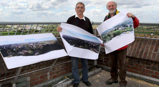 Mitgestalter des offenen Bergfrieds: Walter Bienen (re.) und Franz Thomassen 2014 mit Entwürfen der Panoramen für die Aussichtsplattform. FOTO: Laaser Jürgen
